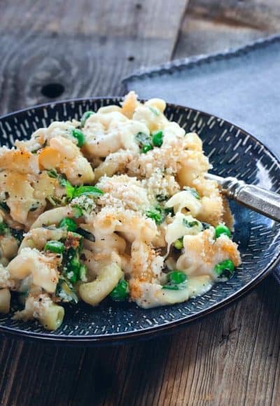 macaroni and cheese with peas asparagus and basil