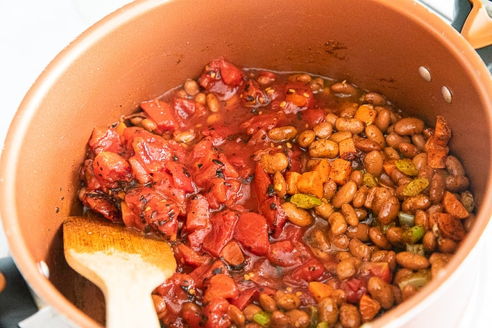  Chili in pot, tomatoes and beans, hot sauce and chicken
