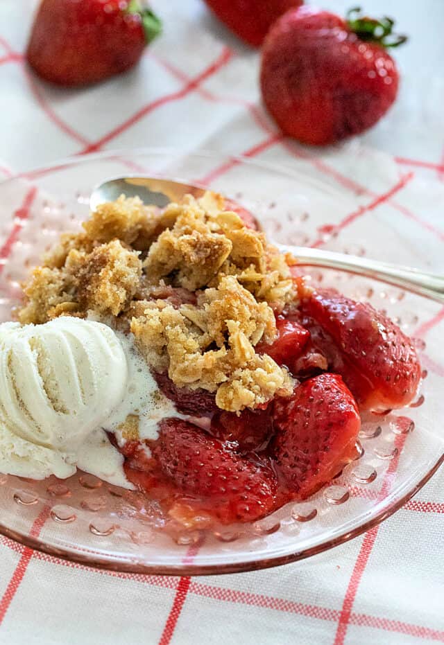 strawberry crisp with vanilla ice cream