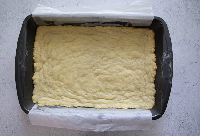 Baked shortbread crust.