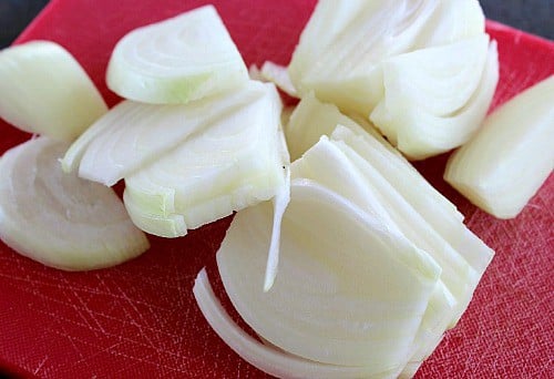 Sliced raw onions 