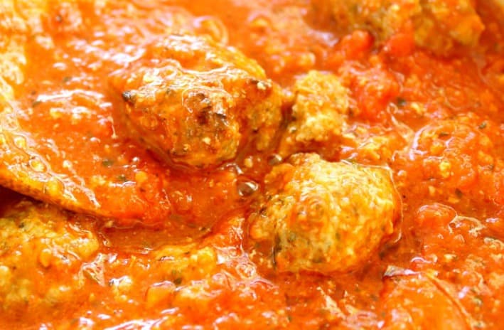 Meatballs and sauce in a pan