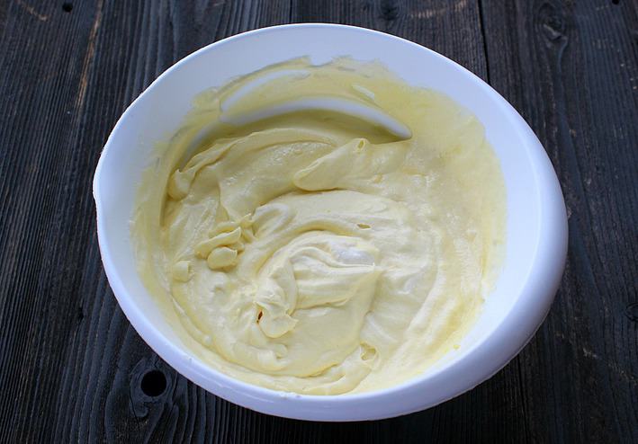  Bavarian custard mixed with whipped cream 